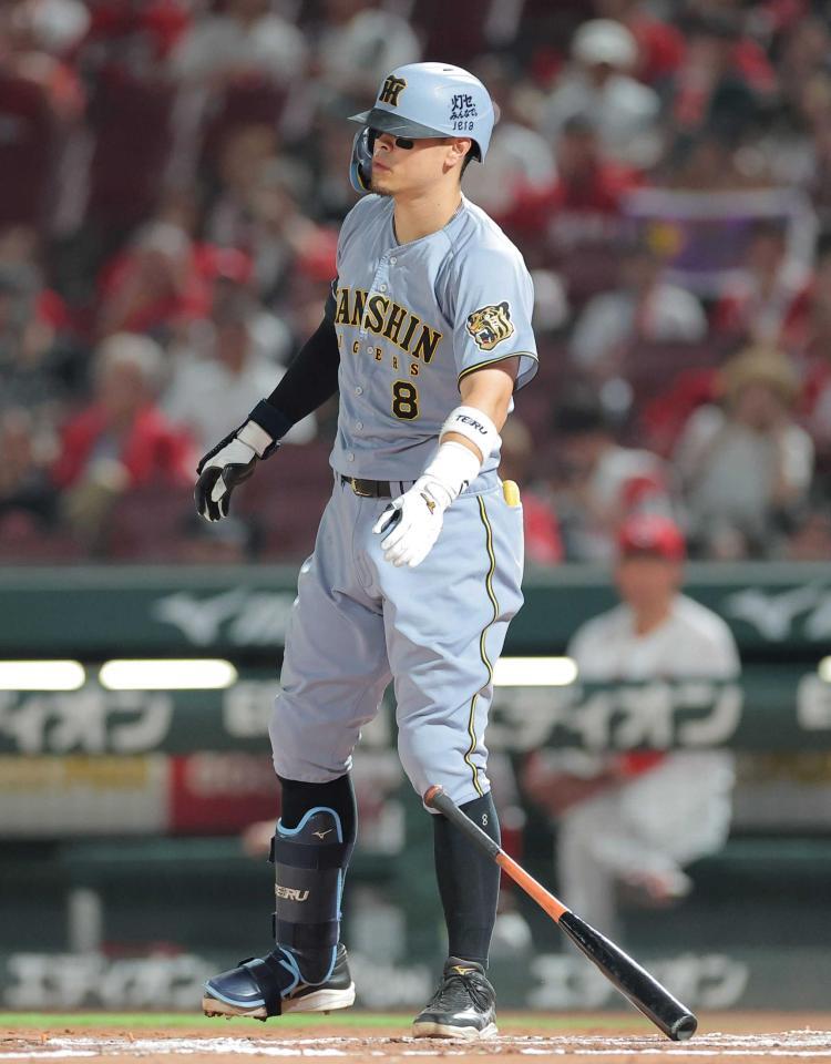 　８回、内角球をよけハーンを見る佐藤輝（撮影・西田忠信）