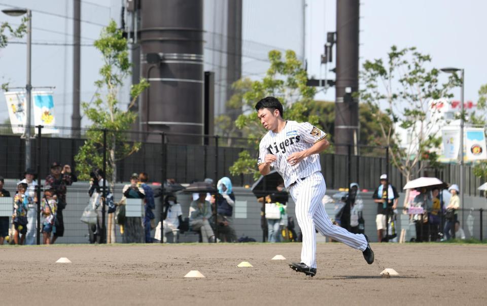 練習をする石井（撮影・中田匡峻）
