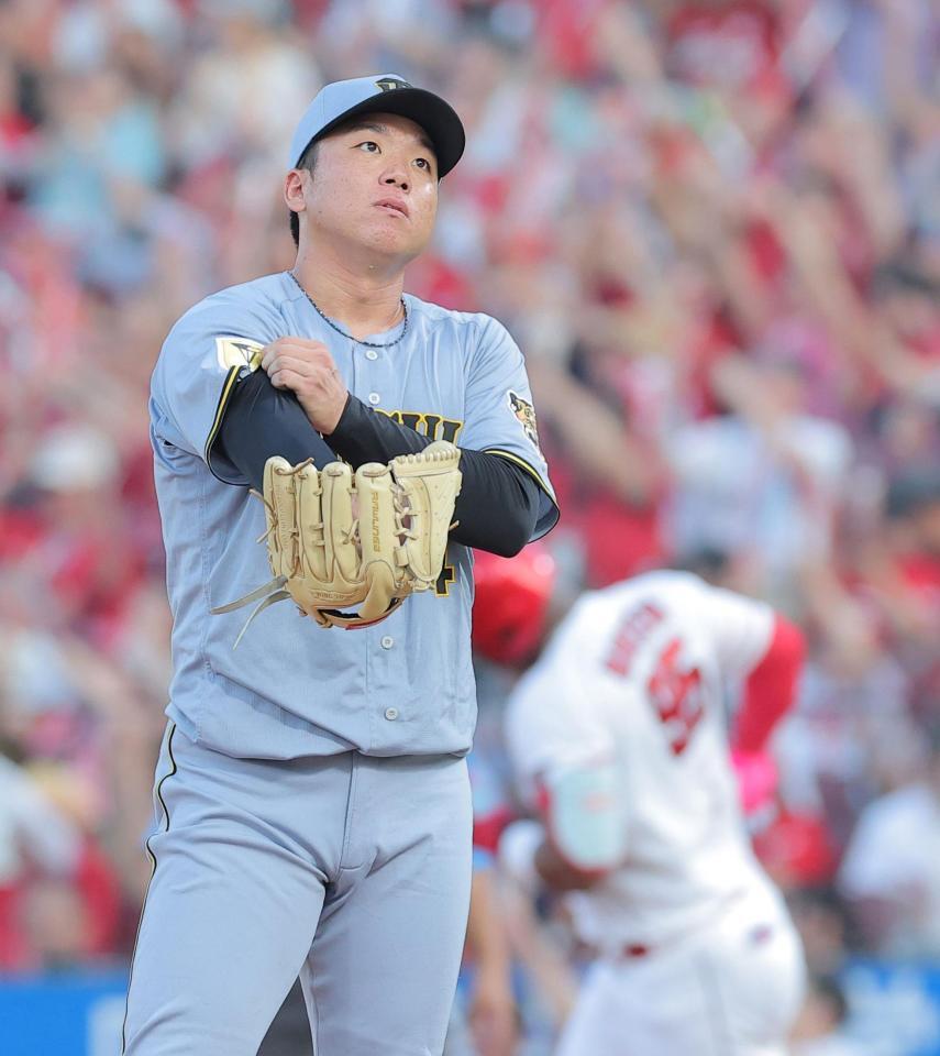 ２回、モンテロに２者連続のソロを浴びた村上（撮影・西田忠信）
