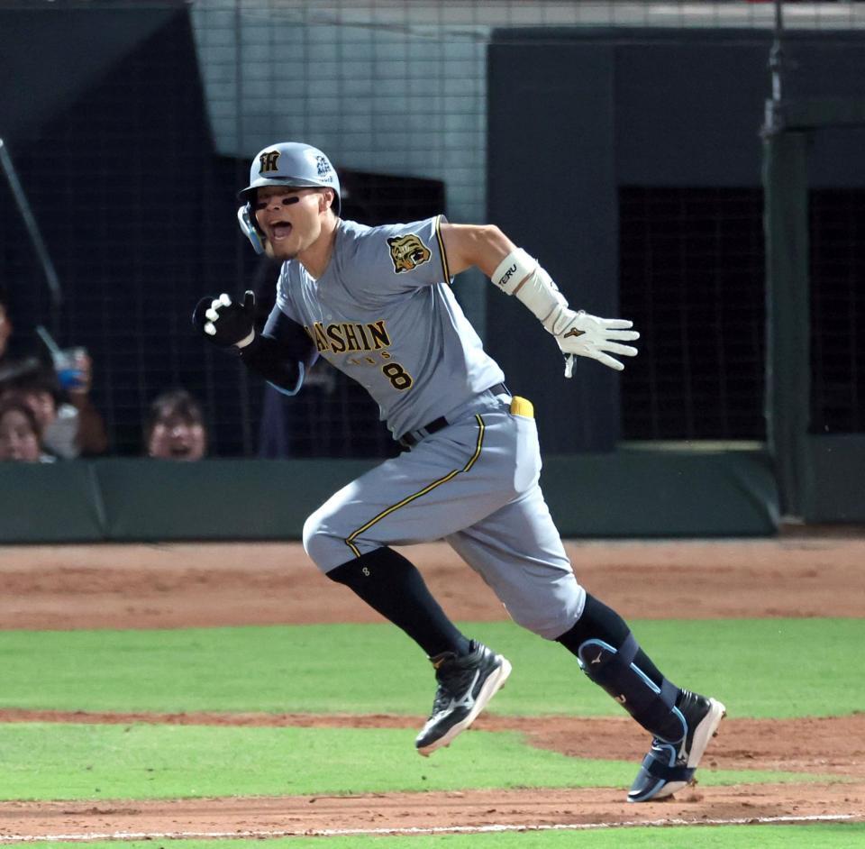 ８回、勝ち越し２点二塁打を放ち雄たけびをあげながら走る佐藤輝（撮影・山口登）