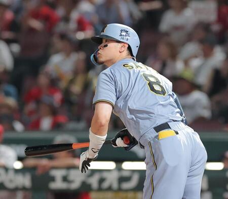 ８回、勝ち越し二塁打を放つ佐藤輝（撮影・西田忠信）