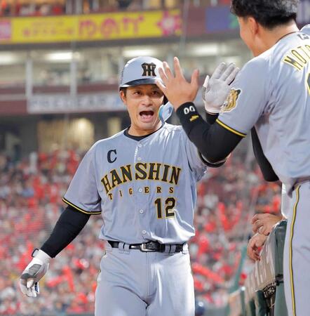 　７回、同点ソロを放ち、ナインとタッチを交わす坂本（撮影・西田忠信）