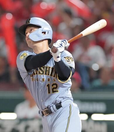 ７回、同点ソロを放つ坂本（撮影・西田忠信）