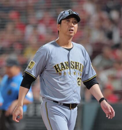 ８回、大山が死球を受け厳しい表情の藤川監督（撮影・西田忠信）