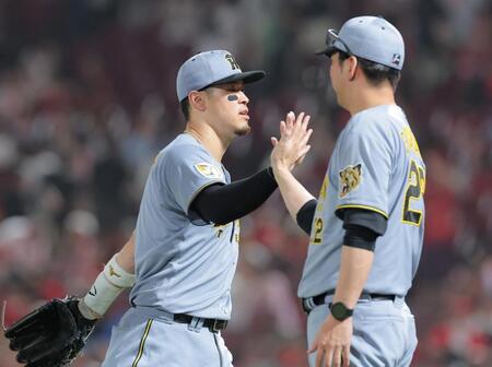 勝利後、藤川監督（右）とタッチを交わす佐藤輝（撮影・西田忠信）