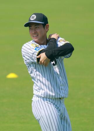 体をほぐす下村（撮影・石湯恒介）