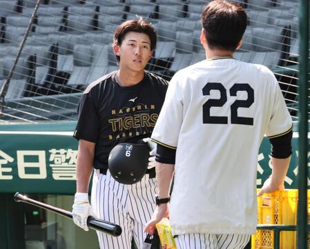 藤川監督と話しをする立石（撮影・田中太一）