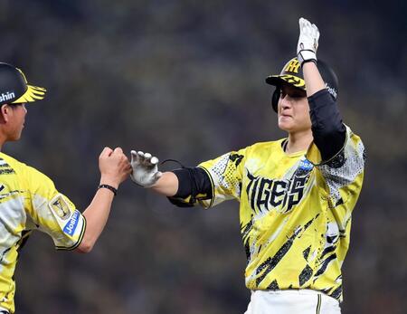 ５回、左前打を放った大竹はベンチにポーズを送る（撮影・山口登）
