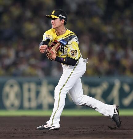 ９回、小幡は佐野の打球を本塁へ送球するも生還を許す（撮影・山口登）