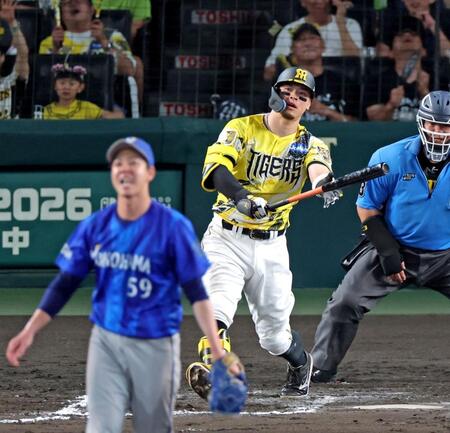 ６回、空振り三振に倒れる佐藤輝（撮影・立川洋一郎）