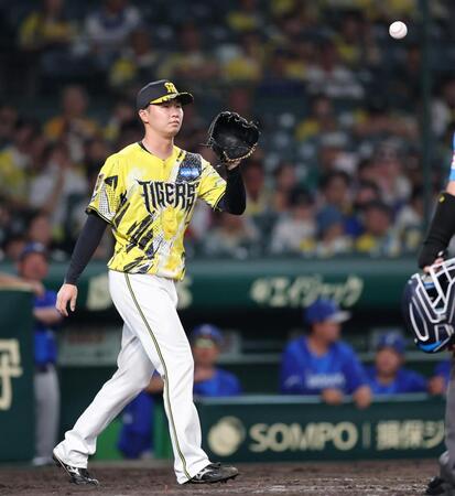 ９回、失点を許す津田（撮影・山口登）