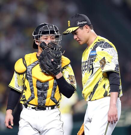 ５回、先制を許した大竹は坂本（左）と話しながらベンチに戻る（撮影・山口登）