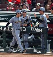 ７回、同点ソロを放った坂本は村上（右）らナインに迎えられる（撮影・山口登）
