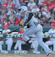 ２回、中前打を放つ立石（撮影・西田忠信）