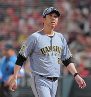８回、大山が死球を受け厳しい表情の藤川監督（撮影・西田忠信）