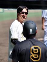 立石（９）に声を掛ける藤川監督（撮影・山口登）