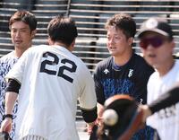オールスターに出場する牧は藤川監督にあいさつする（撮影・田中太一）