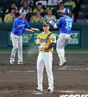 ５回、宮下にソロを浴び先制点を許す大竹（撮影・立川洋一郎）