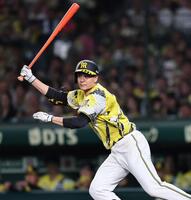 ５回、左前へ安打を放つ大竹（撮影・田中太一）