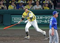 ５回、左前打を放つ大竹（撮影・立川洋一郎）