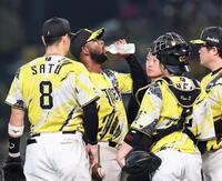 ８回、エンカーナシオンに３ランを許したセベリーノは水を飲んでひと息入れる（撮影・田中太一）