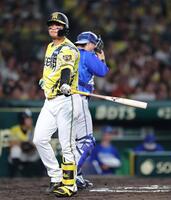 ６回、空振り三振に倒れる森下（撮影・山口登）