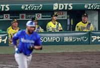 ８回、エンカーナシオンに３ランを打たれグラウンドを見つめる藤川監督（中央）＝撮影・立川洋一郎