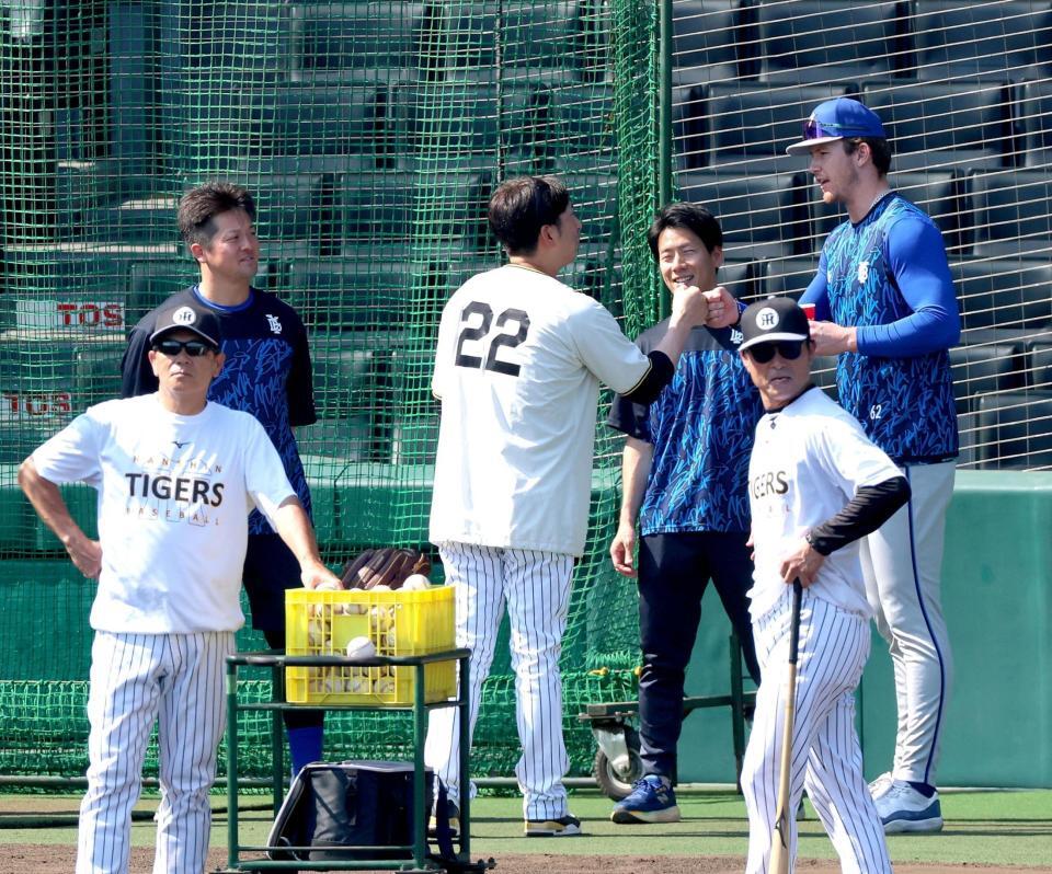 レイノルズ（右）からあいさつを受けタッチを交わす藤川監督。左奥は牧（撮影・立川洋一郎）