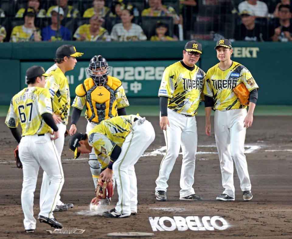 ６回、蝦名を迎えたところで降板を告げられる大竹（右端）＝撮影・立川洋一郎