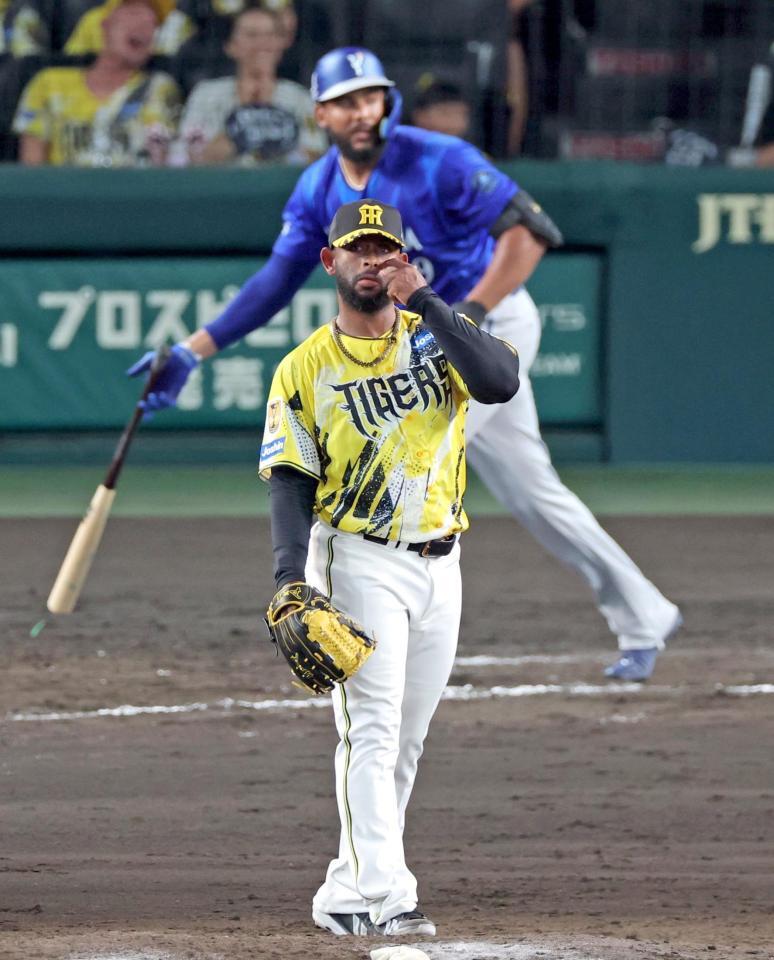 ８回、エンカーナシオンに３ランを浴びるセベリーノ（撮影・立川洋一郎）