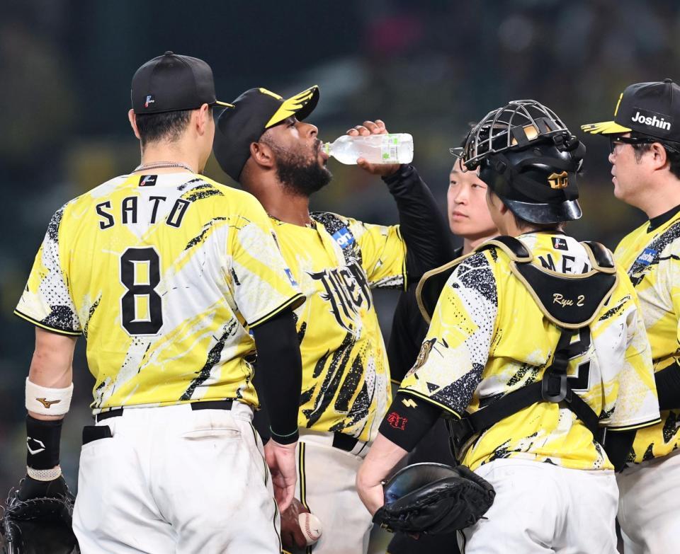 ８回、エンカーナシオンに３ランを許したセベリーノは水を飲んでひと息入れる（撮影・田中太一）