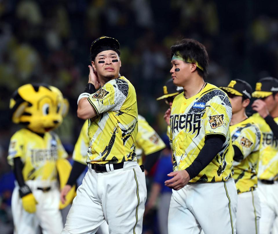 試合後、ファンにあいさつを終え、ベンチにもどる佐藤輝（左）と森下ら阪神ナイン（撮影・山口登）