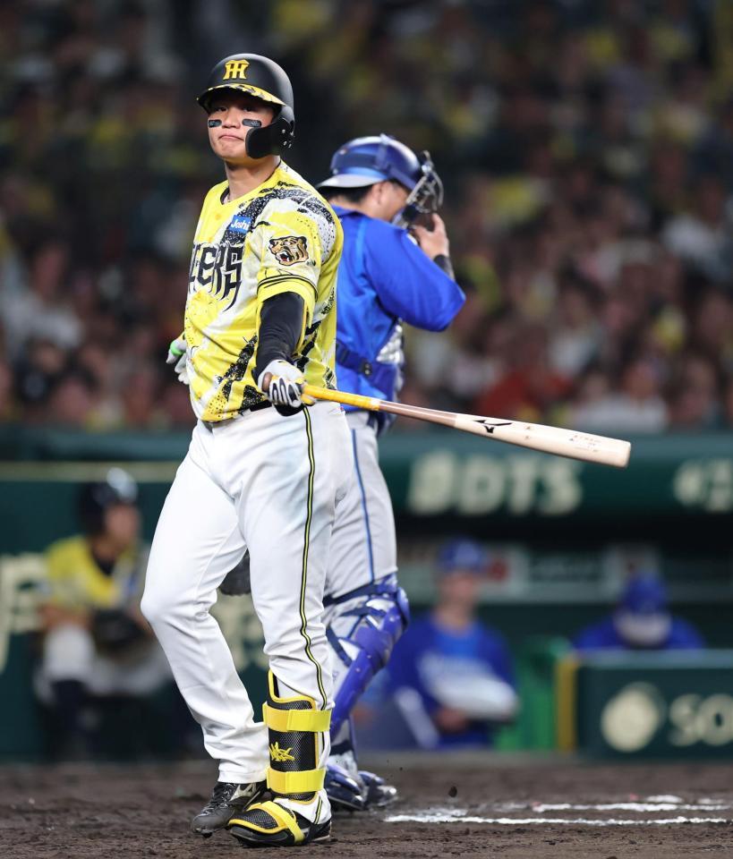 ６回、空振り三振に倒れる森下（撮影・山口登）