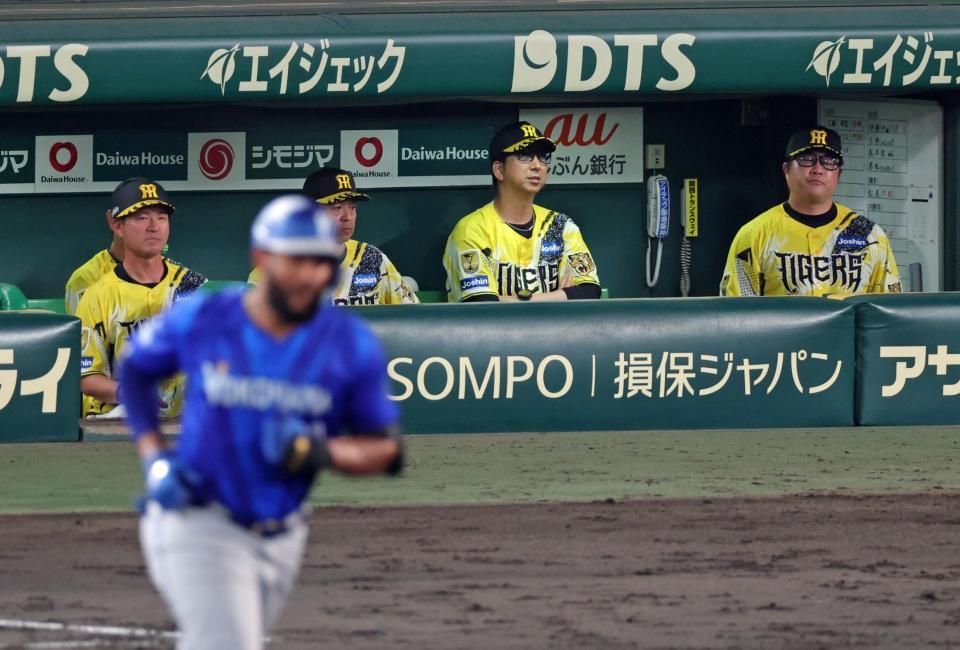 ８回、エンカーナシオンに３ランを打たれグラウンドを見つめる藤川監督（中央）＝撮影・立川洋一郎