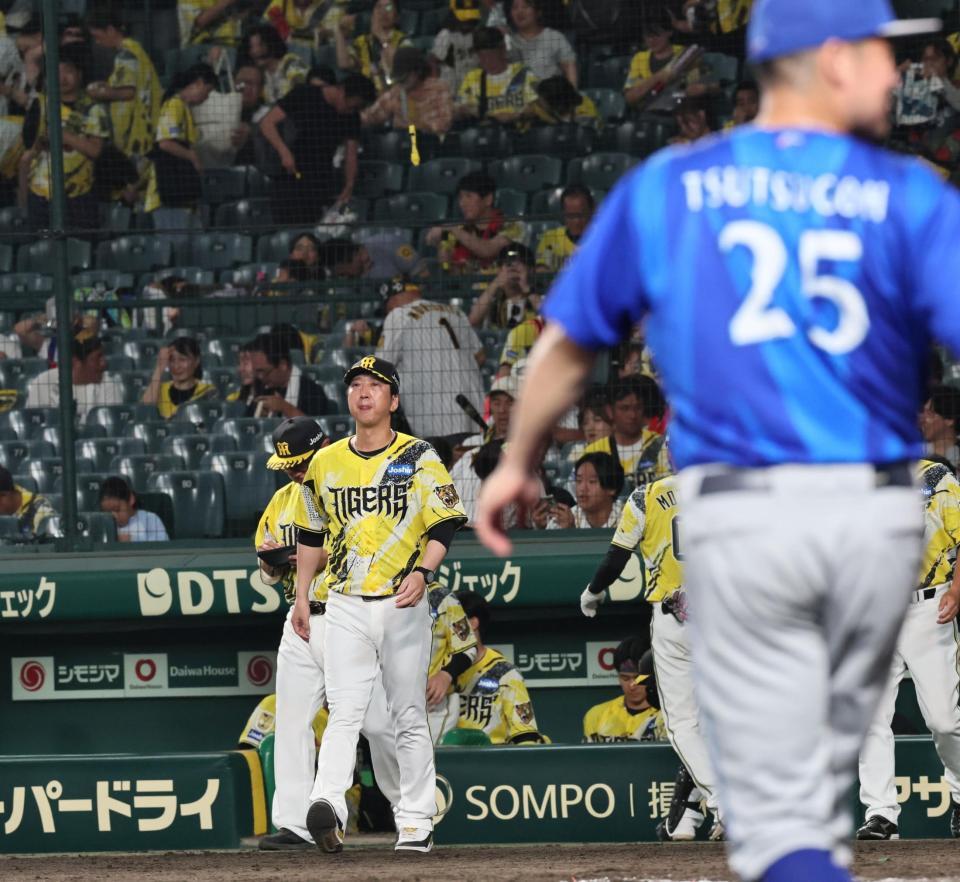 ＤｅＮＡに大敗し、あいさつのためベンチを出る藤川監督（撮影・田中太一）