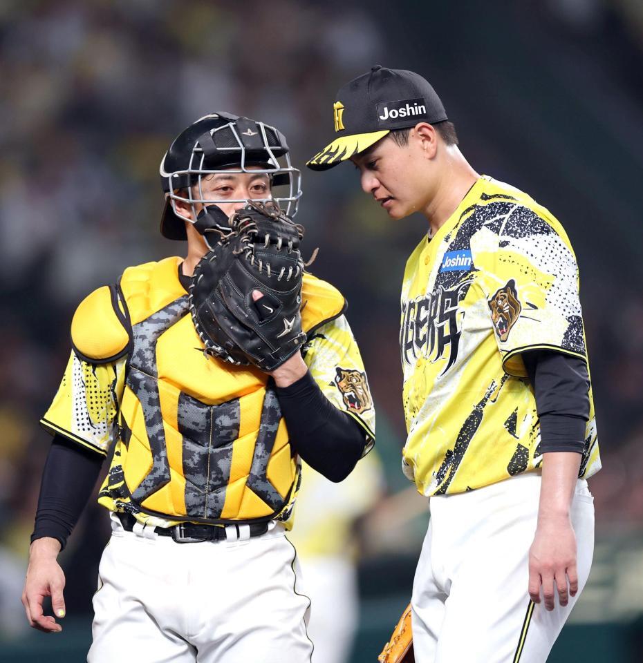 ５回、先制を許した大竹は坂本（左）と話しながらベンチに戻る（撮影・山口登）