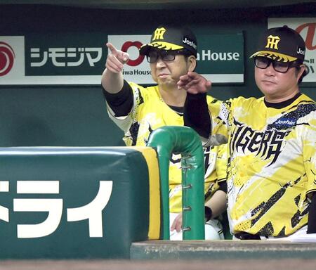 ８回、ピンチを迎え、梅野にマウンドへ行くように指示する藤川監督（左）＝撮影・田中太一