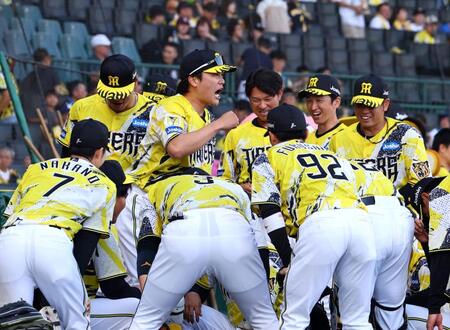 試合前、円陣でナインに気合を入れる伏見（中央）＝撮影・山口登