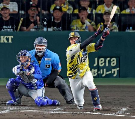 ６回、内野安打を放つ大山（撮影・立川洋一郎）