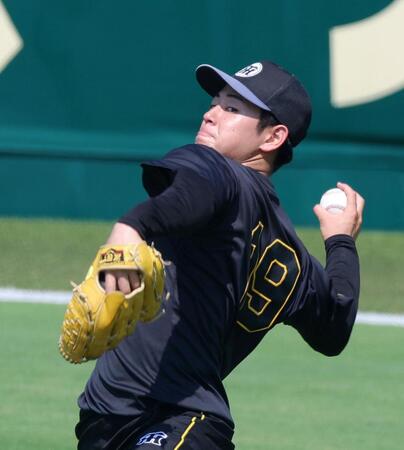 登板へ向けて調整する下村（撮影・立川洋一郎）