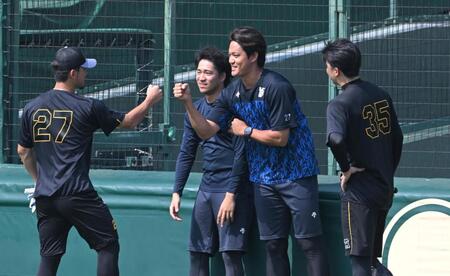 伊藤将（２７）、才木（３５）とあいさつを交わす藤浪（中央右）と岩田（撮影・飯室逸平）