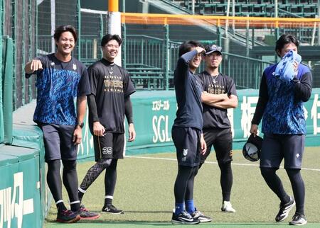 笑顔を見せる（左から）藤浪、才木、岩田、伊藤将、浜地（撮影・田中太一）