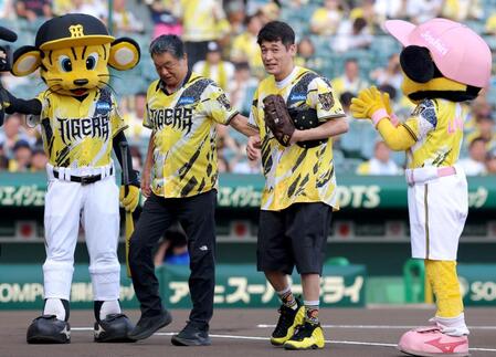 川藤幸三氏（中央左）とファーストピッチセレモニーを務めた佐藤隆太（同右）＝甲子園（撮影・立川洋一郎）＝撮影・立川洋一郎