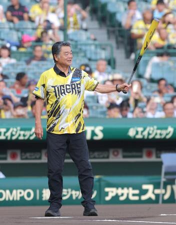 ファーストピッチセレモニーの打席に立つ川藤幸三氏（撮影・立川洋一郎）