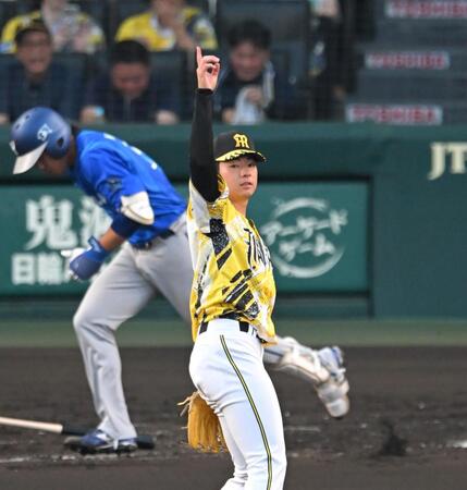 ３回、宮下を遊飛に打ち取る下村（撮影・飯室逸平）