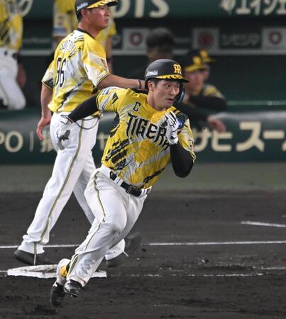 ５回、二塁打を放つ坂本（撮影・飯室逸平）