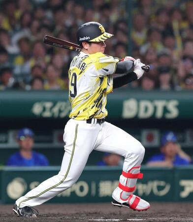 ５回、同点に追いつく遊ゴロを打つ下村（撮影・立川洋一郎）