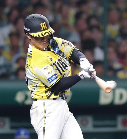５回、左翼線へ二塁打を放つ坂本（撮影・立川洋一郎）