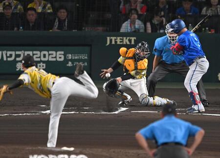 ６回、下村の投球を後逸する坂本（撮影・飯室逸平）