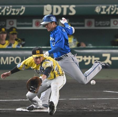 ６回、内野安打で出塁する勝又（撮影・飯室逸平）